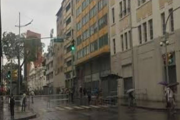 Entrada de la AN se encuentra bloqueada por una tarima