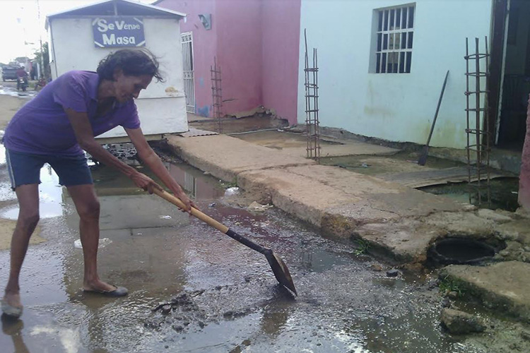 En Las Panelas palean aguas putrefactas todos los días