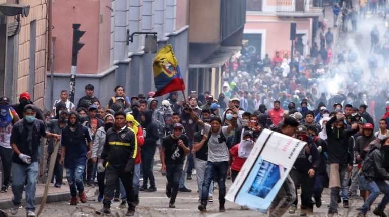 Miles de indígenas inundan Quito en víspera de gran protesta contra Gobierno