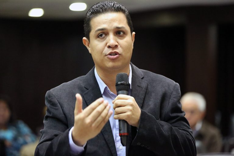 William Gil: El presidente Maduro hace esfuerzos para mejorar los salarios