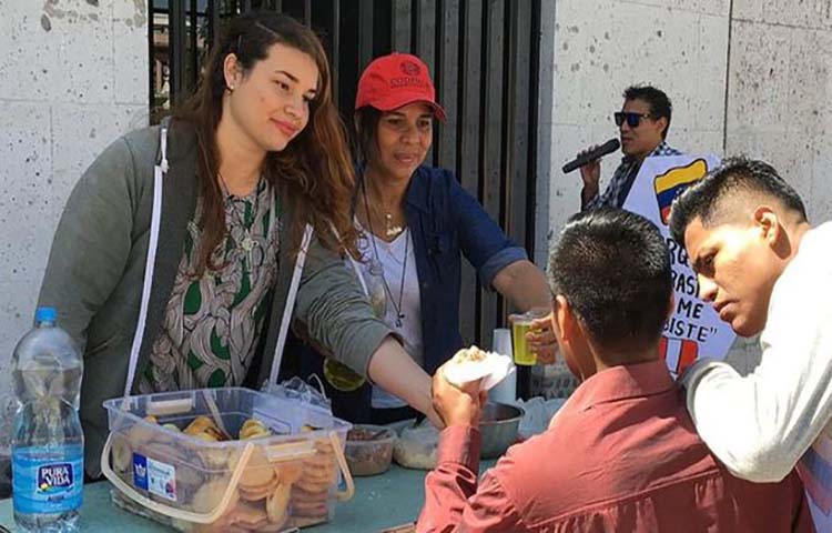 Perú: Venezolanos regalaron arepas como muestra de agradecimiento a Arequipa