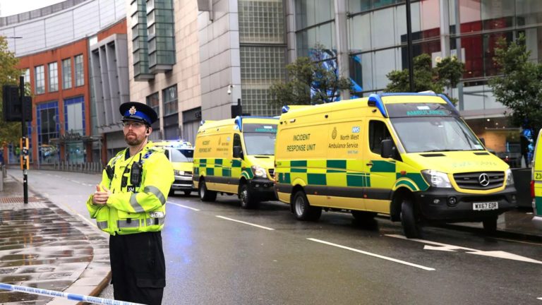 Cuatro heridos en un ataque con cuchillo en un centro comercial de Manchester