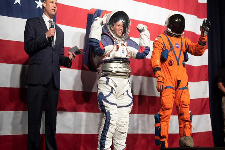 NASA presenta sus nuevos trajes espaciales para volver a la Luna
