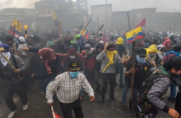Cientos de guerreros indígenas de la Amazonía se unen a protestas en Quito