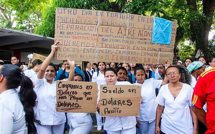 Enfermeras regresan a la calle a protestar