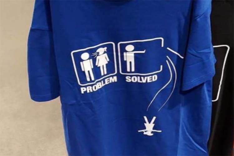 Indignación por una camiseta que incita al feminicidio en un supermercado italiano