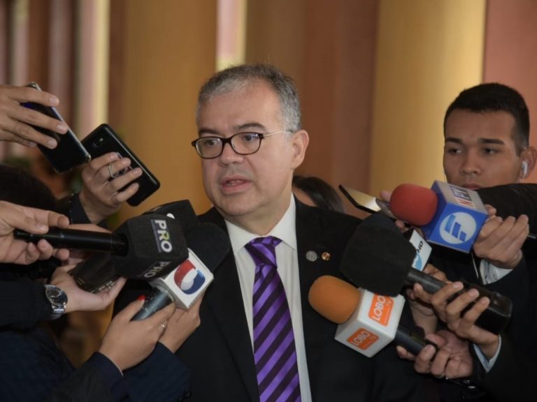 Exjefe del Gabinete de presidente paraguayo dice que renunció por calumnias