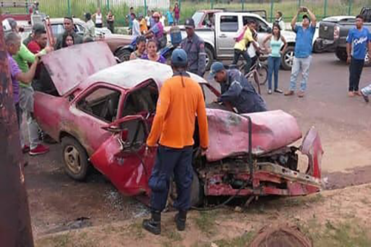 Ecuatoriano murió aprisionado por un vehículo tras un choque en El Tigre