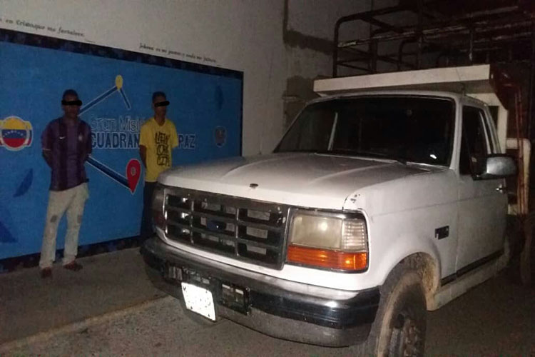 PNB detiene a dos hombres por contrabando de 220 litros de gasolina en Iribarren