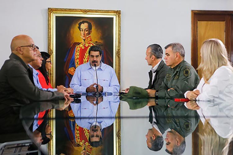 Maduro viaja a Azerbaiyán a entregar la presidencia de Mnoal