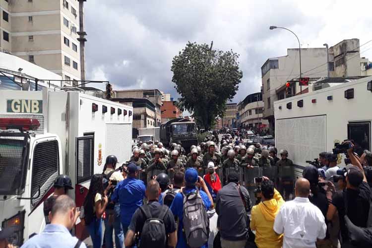 GNB, PNB y chavistas bloquearon la marcha opositora a Corpoelec