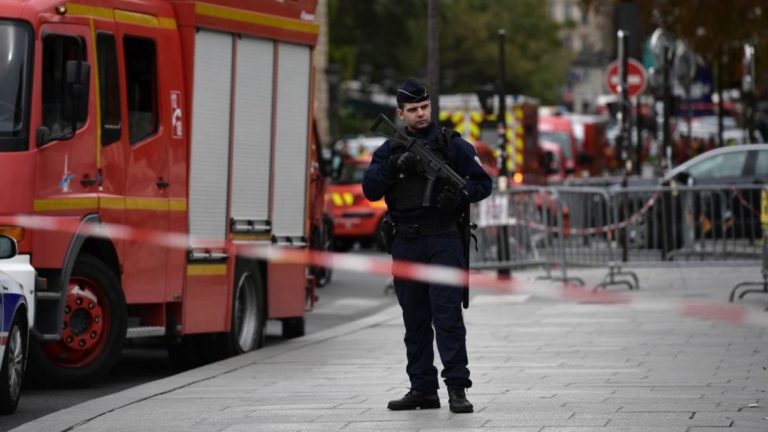 Cuatro muertos deja ataque con cuchillo contra policías en París
