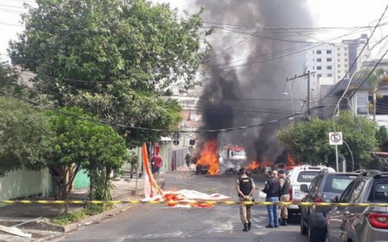 Tres muertos al caer una avioneta sobre unos vehículos estacionados en Brasil