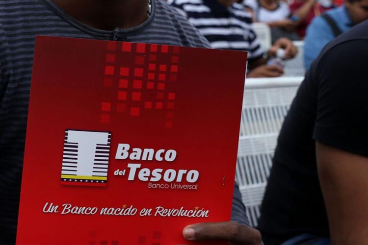 Punto Fijo: Usuarios del Banco del Tesoro «desprevenidos» por la falla del servicio