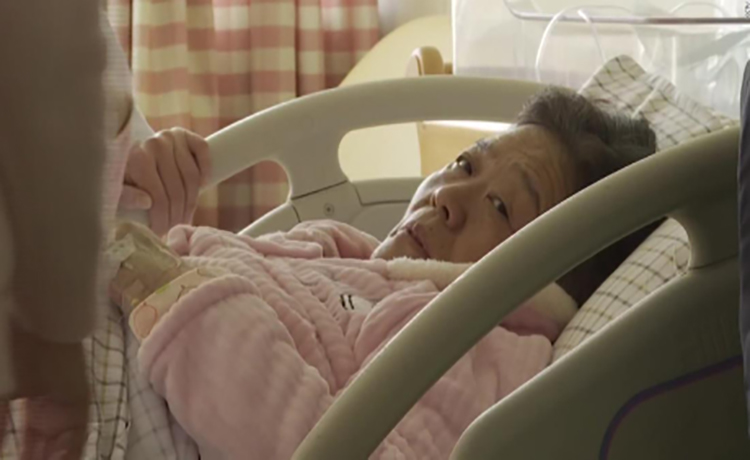 Mujer de 67 años da a luz y se convierte en la madre más longeva de China