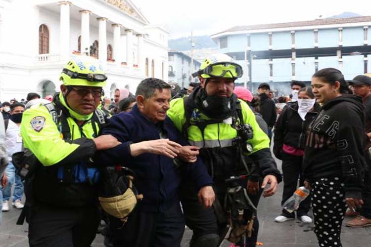 Liberan a 17 venezolanos que fueron detenidos en medio de protestas en Ecuador