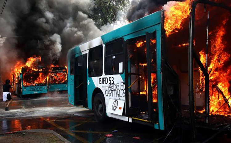 Bus atropelló una joven en medio de manifestaciones en Santiago