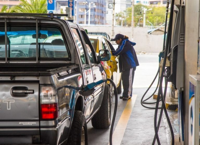 Los precios de combustibles y transporte vuelven a valores anteriores en Ecuador
