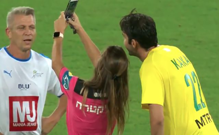 Le sacó tarjeta amarilla a Kaká ¡y luego se hace un selfie con él!