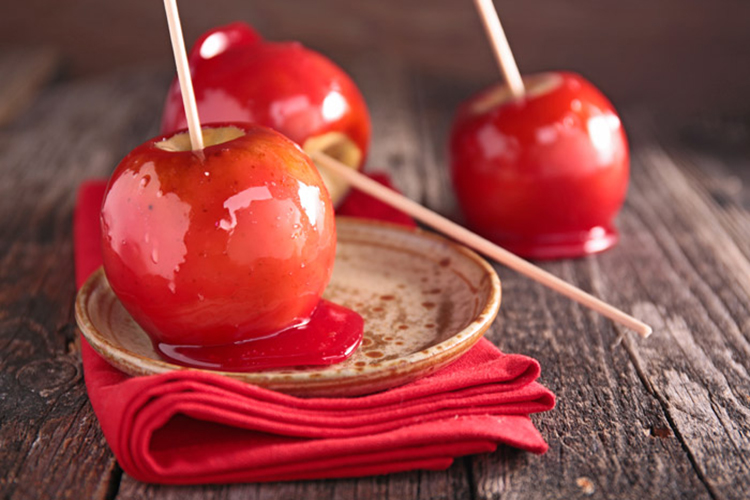 ¿Sabías qué hoy 31-Oct es el Día de las Manzanas Acarameladas? (+Origen)