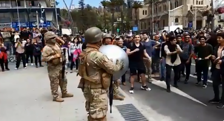 Chile: En medio de protestas militares y manifestantes juegan al fútbol