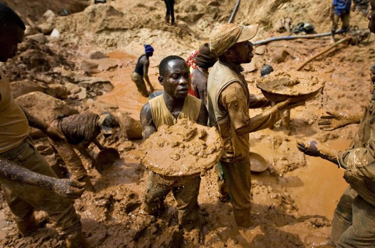 Al menos 22 muertos por el derrumbe de una mina de oro ilegal en RD Congo
