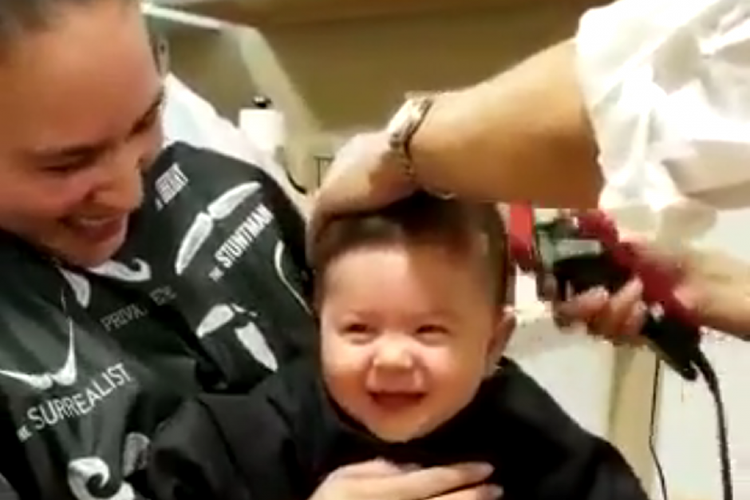 Video: Bebé muere de risa mientras le cortan el cabello