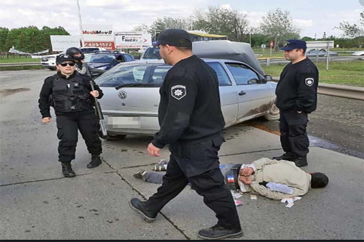 Robaron y quisieron esconderse en un cementerio: estaba lleno de policías que asistían a un sepelio