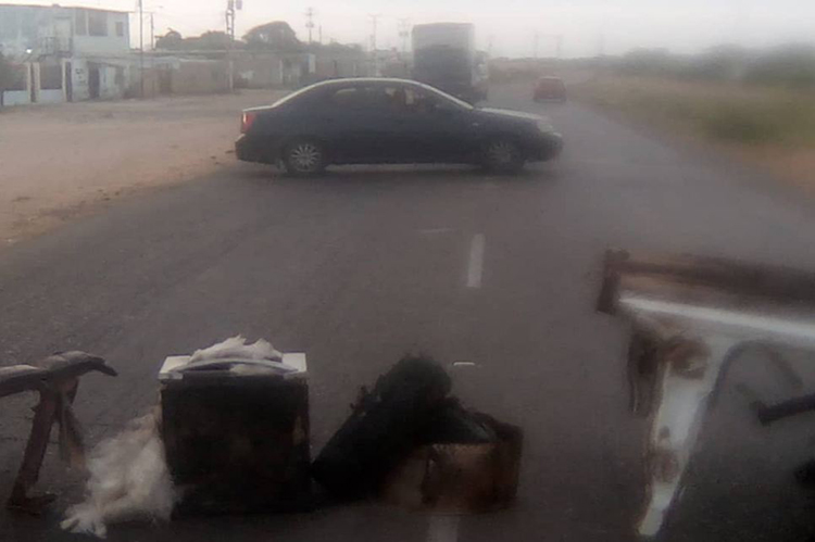 Continúan protestas por falta de agua en Punto Fijo