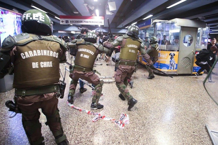 Chile: Dos heridos de bala en incidente con patrulla militar y 716 detenidos dejaron las protestas