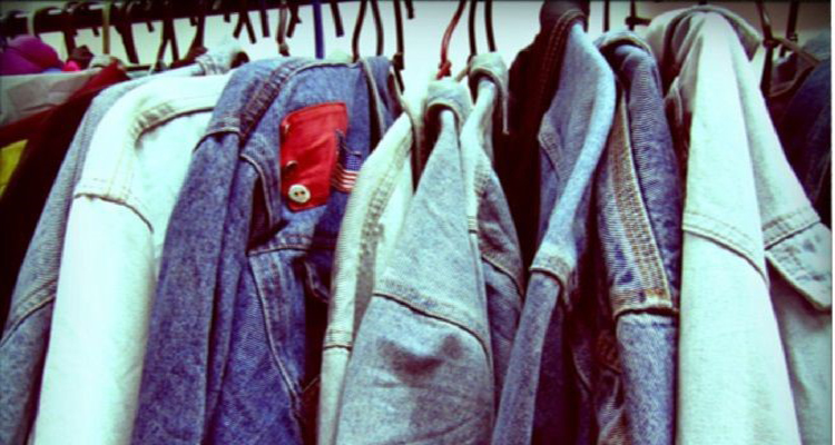 Trabajadora encuentra 7.000 dólares en una chaqueta de la tienda y los devuelve