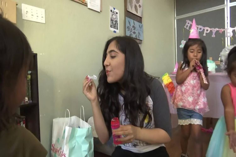 Conmovedor: Adolescente organiza fiestas de cumpleaños para niños sin hogar
