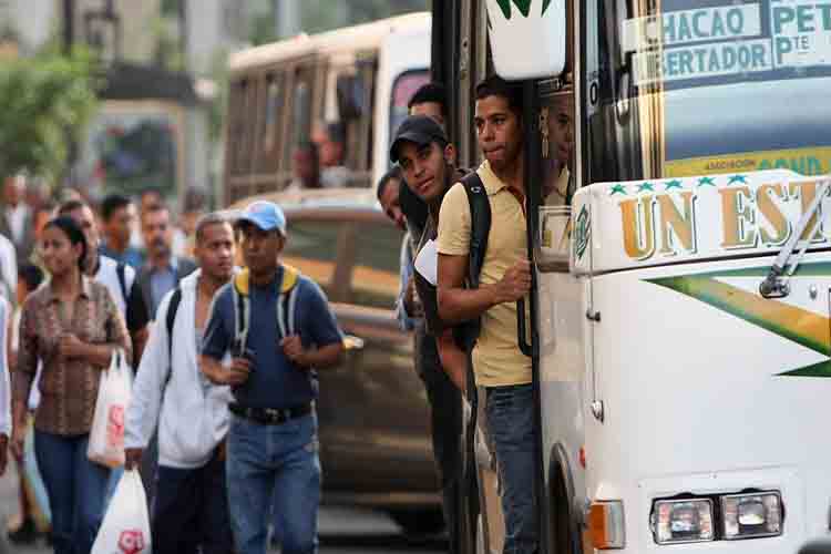 Transportistas de Caracas reafirman anclar el pasaje a 10 centavos de dólar