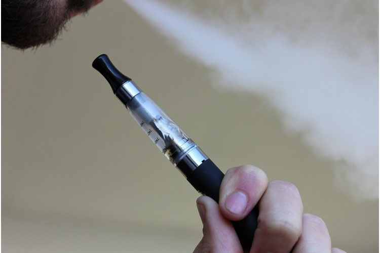 Lesión pulmonar asociada al uso del cigarrillo electrónico podría ser producto de los vapores tóxicos