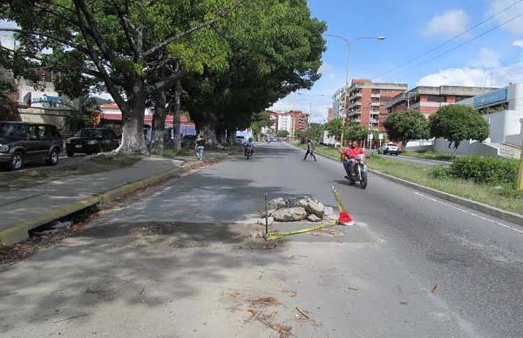 Mérida: Hueco en canal de bajada de avenida las Américas atormenta a los conductores