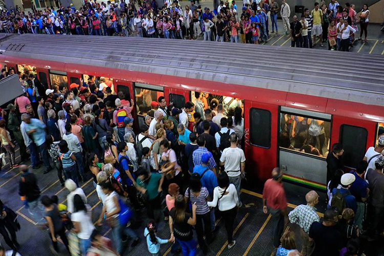 PNB detiene a hombre que robo a usuarios en  Metro de Caracas anoche