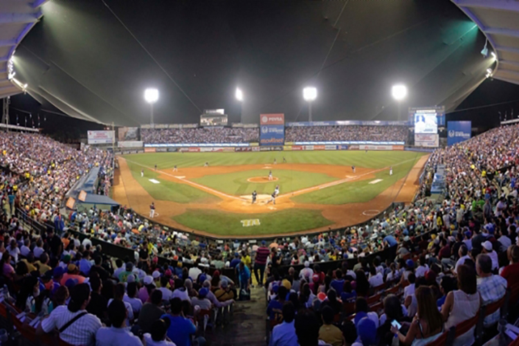 Lacava llenó el estadio José Bernardo Pérez con entradas gratis