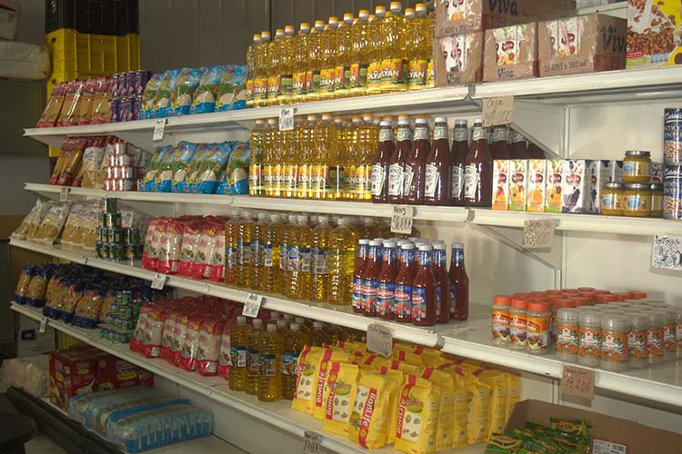 Comerciantes de la Zona Libre se reinventan para sobrevivir