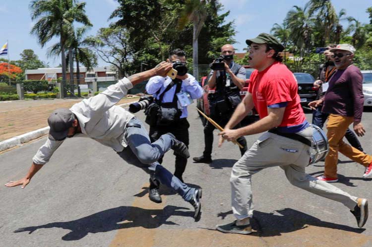 Simpatizantes de Maduro y Guaidó se enfrentan en la embajada de Brasilia