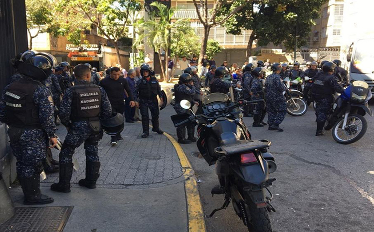 PNB dispersa a golpes y empujones protesta ciudadana en la Ave. Libertador de Caracas