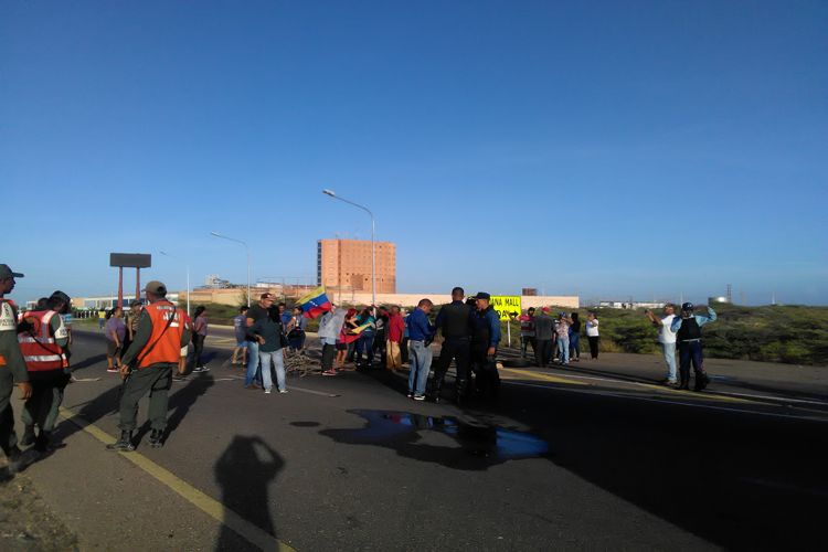 Habitantes de El Cardón cierran la Coro-Punto Fijo para exigir agua