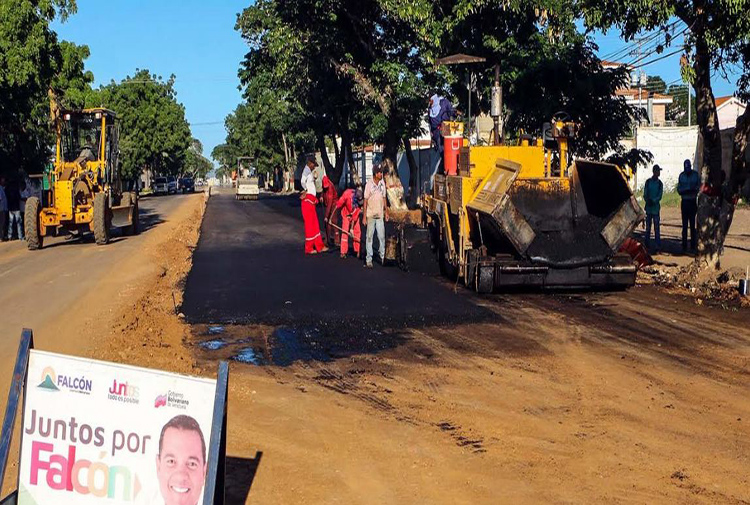 Colocan más de una tonelada de asfalto en la Av. Independencia de Coro