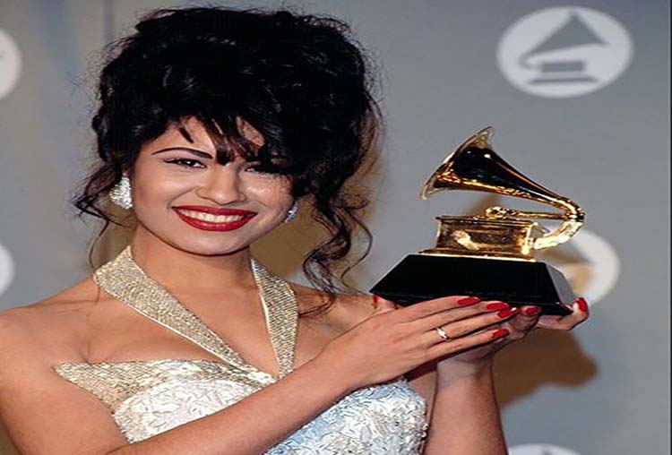 Médium asegura que hizo contacto con Selena Quintanilla desde el más allá