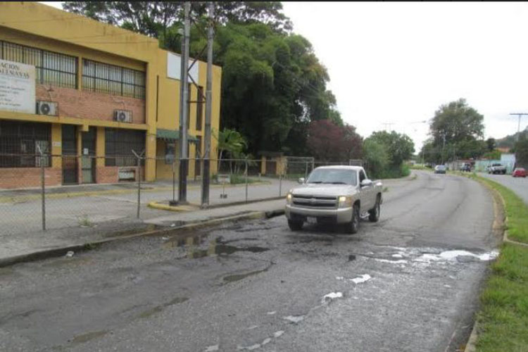 Mérida: Ruptura de tubería de agua blanca deteriora asfalto en avenida Los Próceres