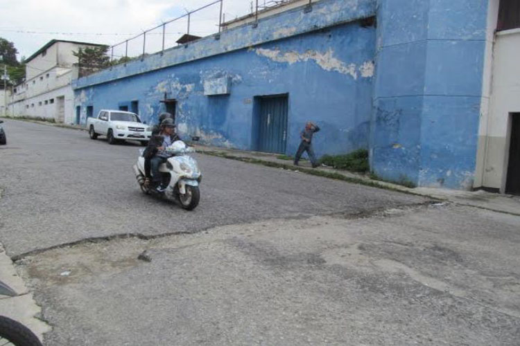 Mérida: Zanja dificulta el libre tránsito automotor en avenida 2 Lora
