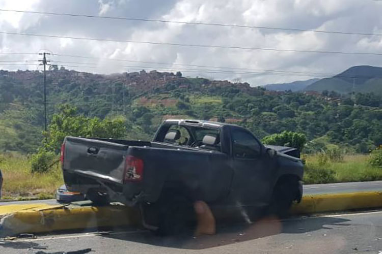 Choque de camioneta paraliza autopista Caracas-La Guaira