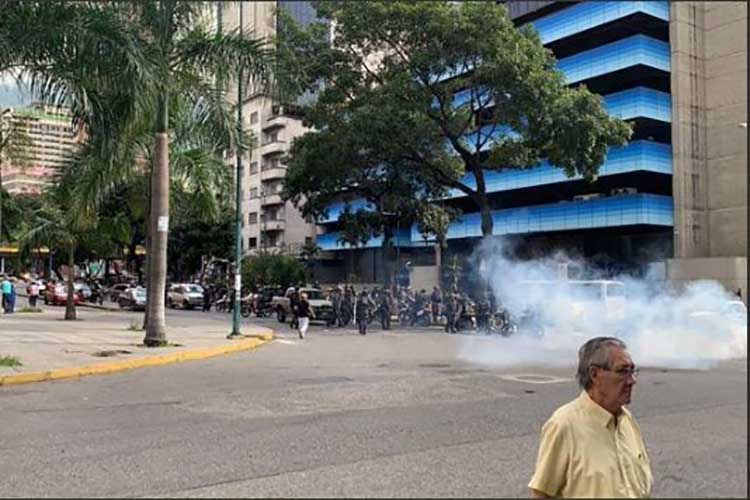 PNB lanza bomba lacrimógenas a manifestantes en La Candelaria (+Videos)