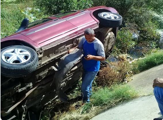 Solo susto y daños materiales: Carro cae en quebrada de Coro