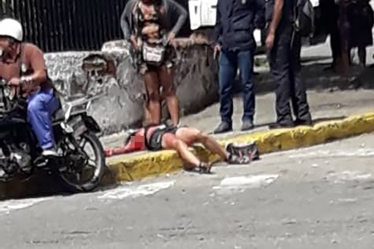 Por una esquina: Una mujer fue apuñalada por otra en Caracas