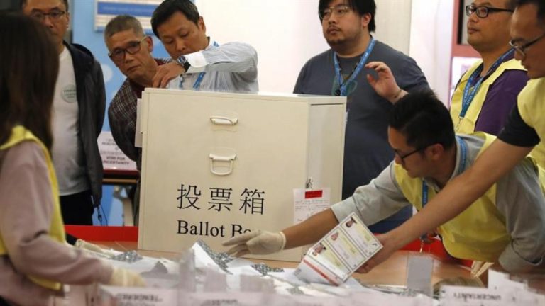 Bloque prodemócrata obtiene triunfo abrumador en elecciones de Hong Kong